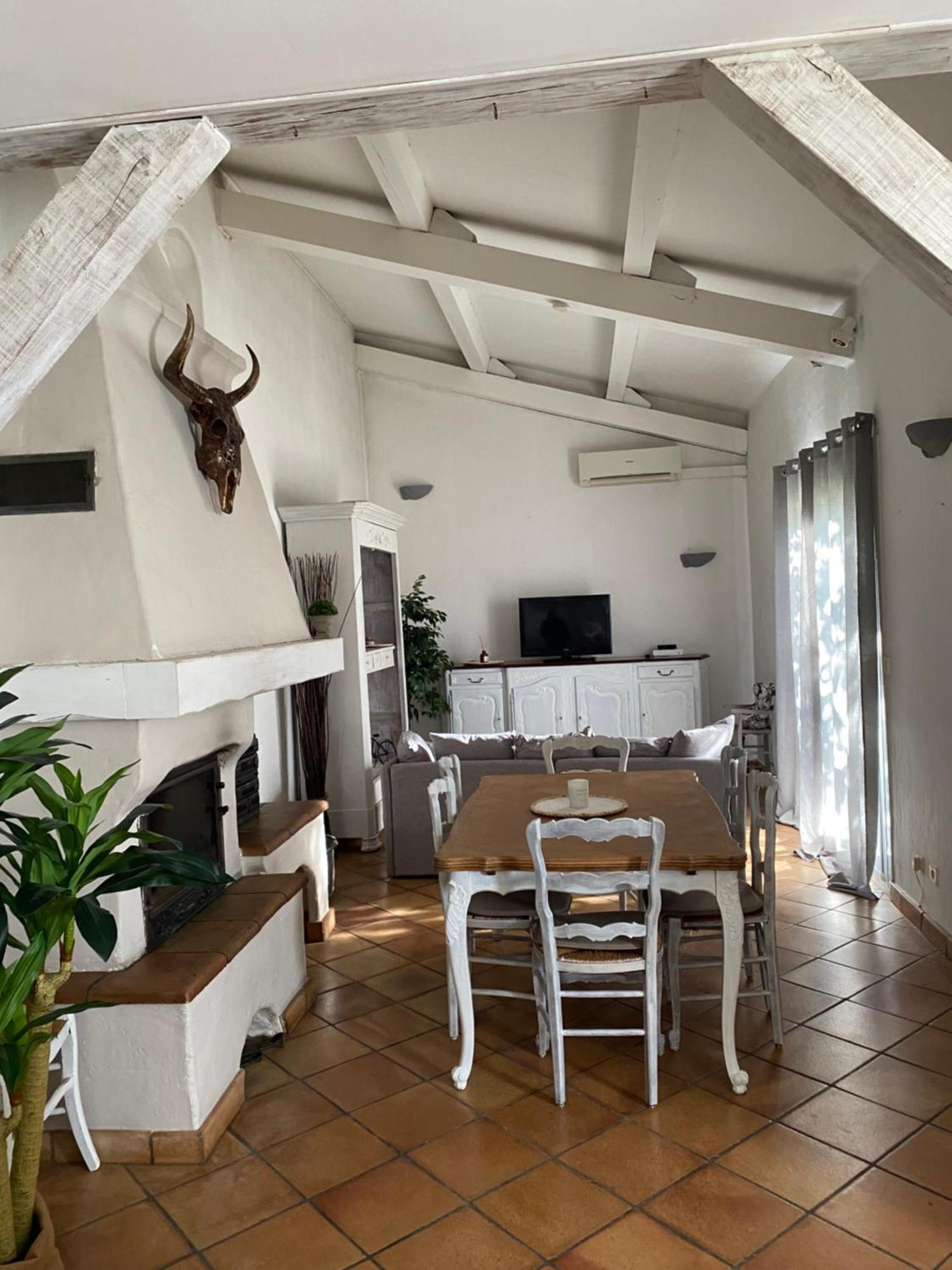 Maison Dans Village Calme Arles Kültér fotó